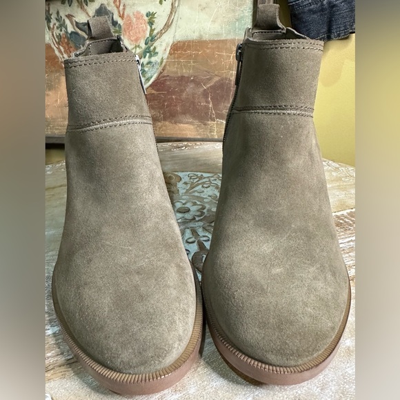 EUC Ivanka Trump “Thelma” Suede Ankle Booties. Size 6.5 - Picture 4 of 12